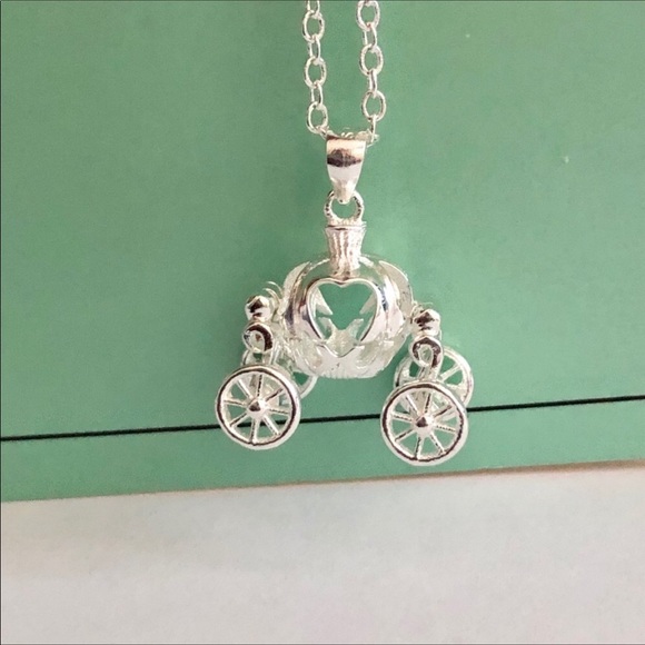 🌸BLOW OUT 🌸Cinderella’s carriage necklace - Picture 7 of 8